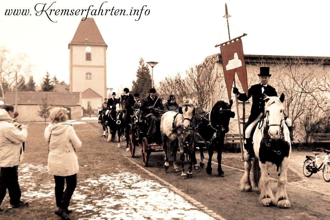 Historische Pferdekutsche mit traditionellen Reitern in Baalsdorf