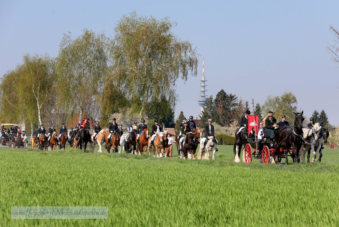 Osterreiter auf geschmckten Pferden traditionel im Gehrock mit Zylinder gekleidet.